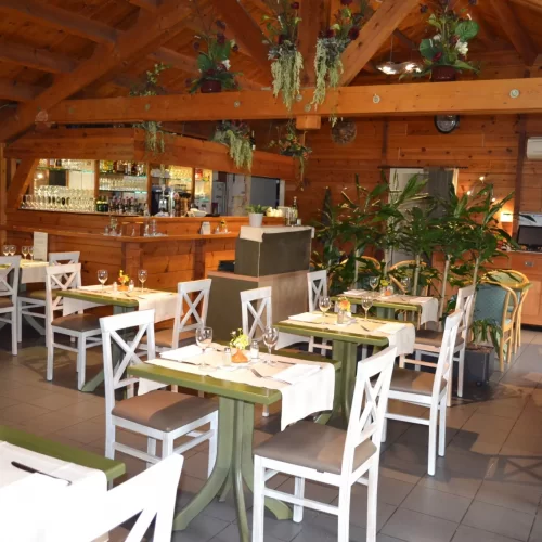 la-baita-restaurant-belgio-sala-restaurant-apparecchiare